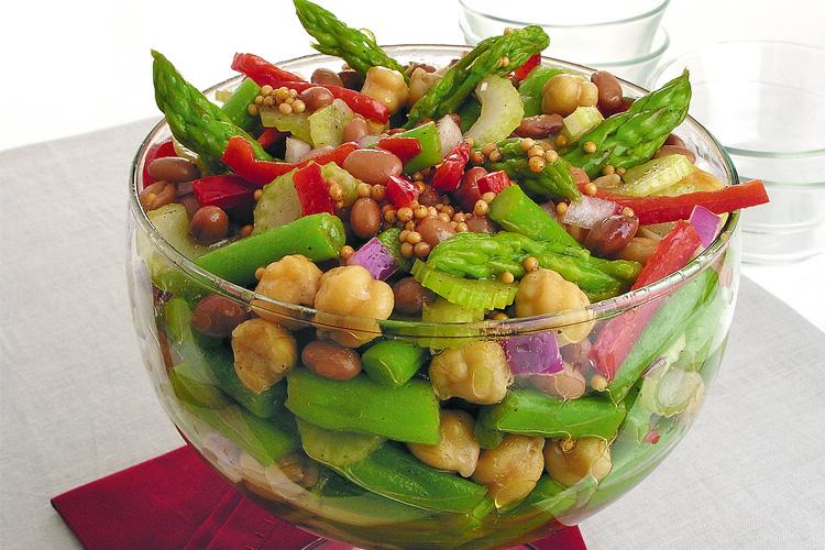 Aprenda a fazer uma receita super simples de salada de grãos que ajuda no bom funcionamento do organismo, sua família e amigos vão adorar