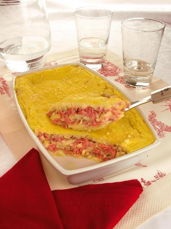 O almoço vai ficar ainda mais gostoso com essa delícia. Aprenda a fazer esse purê de batata em camadas, que leva queijo e mortadela.