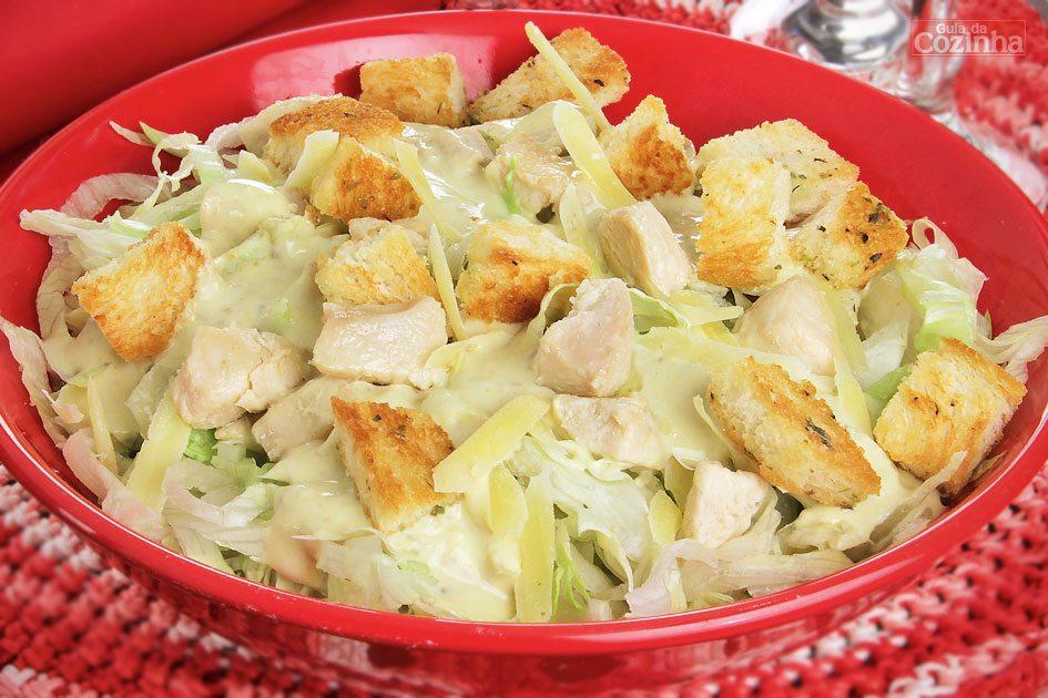 Confira esta receita de salada caesar e prepare para o jantar: é um prato saudável, delicioso e completo, e que ainda fica pronto rapidinho!