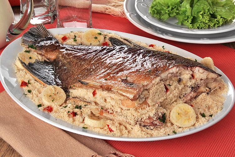 Confira este tucunaré assado! O tucunaré é um dos peixe mais apreciados na culinária brasileira, e o sabor desta receita faz jus à fama!