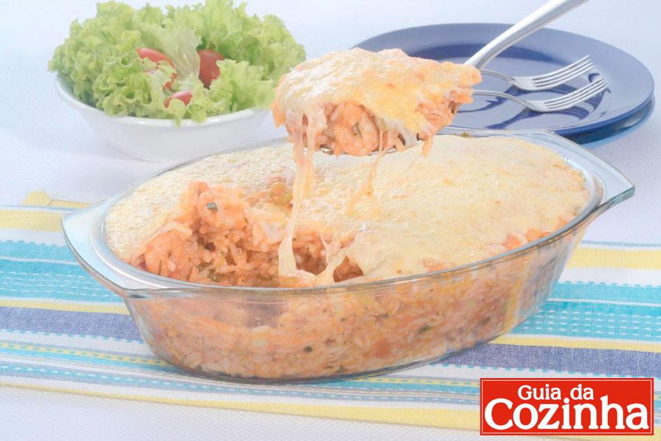 Para o almoço em família ou para o dia a dia, o arroz de forno com camarão e legumes é um prato saboroso que fica pronto em apenas meia hora!