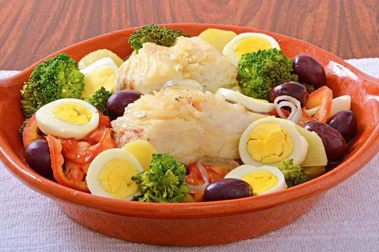 Aprenda esta receita de Bacalhoada tradicional de Páscoa, que é muito prática e fica deliciosa, ideal para o almoço de Páscoa! Toda família vai adorar!