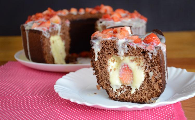 Aprenda esta receita de bolo túnel de leite Ninho® com morangos com um vídeo passo a passo explicadinho. Toda sua família vai amar essa receita!