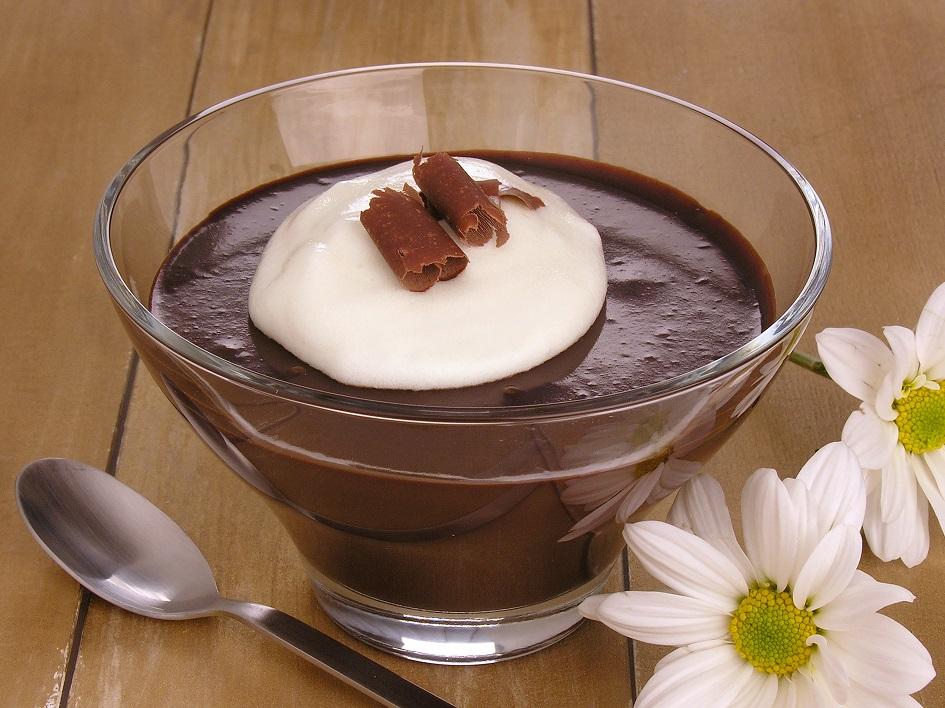 Que tal preparar uma sobremesa superfácil, que leva apenas 4 ingredientes? O creme de chocolate é a sobremesa perfeita para quem está com vontade de doce!