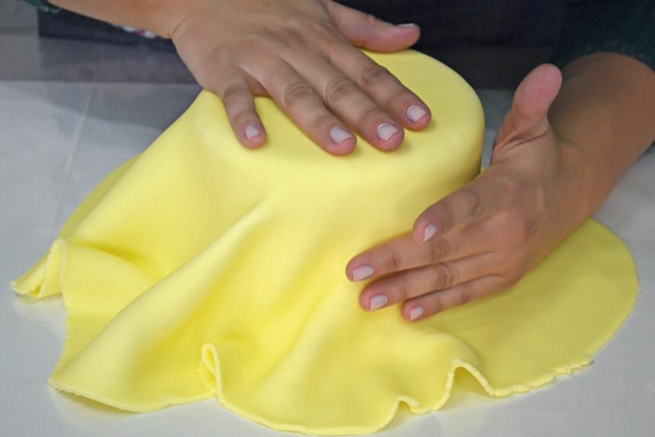 DIY: aprenda a cobrir bolo com pasta americana 