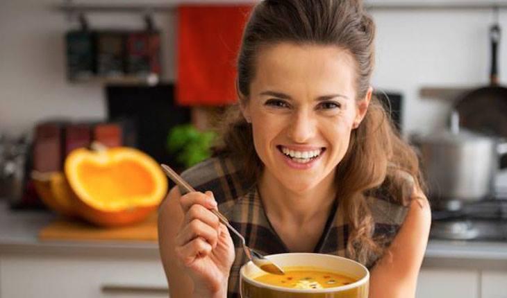 Confira receitas elaboradas com alimentos ideais para varrer as toxinas do organismo em saborosas sopas detox que vão ajudar a sua saúde