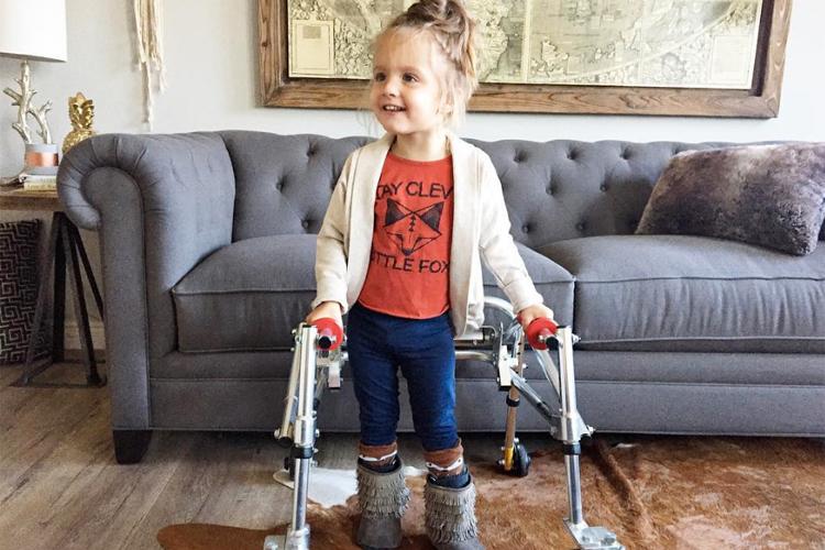 Garota com paralisia cerebral faz sucesso no Instagram com seus looks 