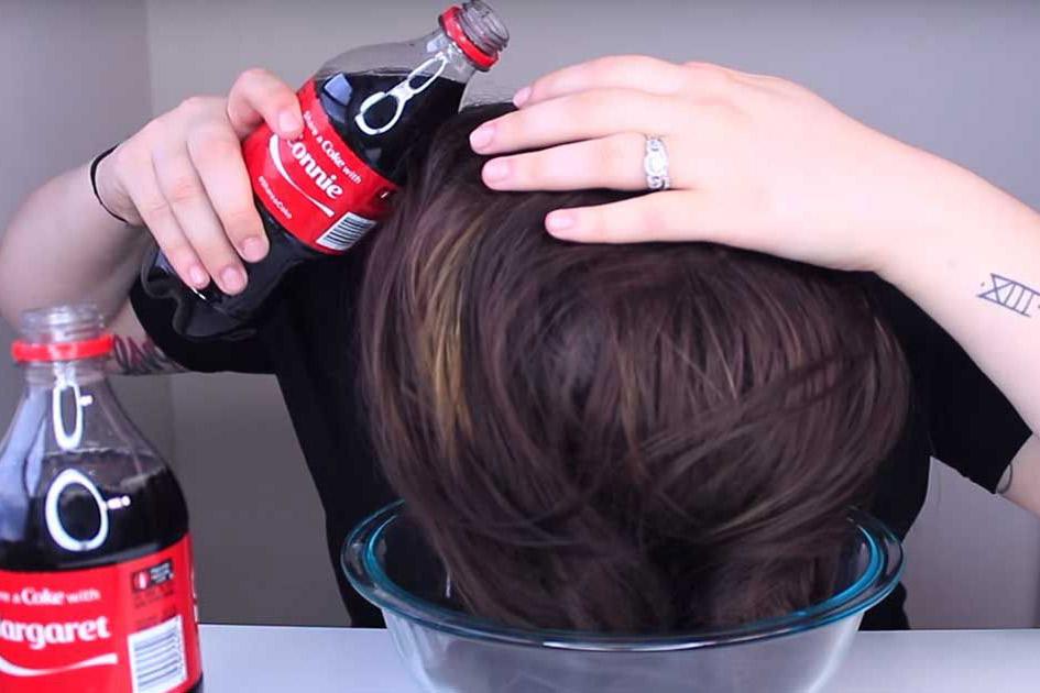 Lavar cabelo com Coca-Cola: entenda como funciona esse método 