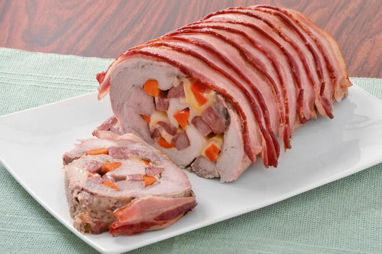 Aprenda esta receita de lombo recheado e encapado com bacon, que além de ficar uma delícia, é a opção perfeita para o almoço do final de semana!