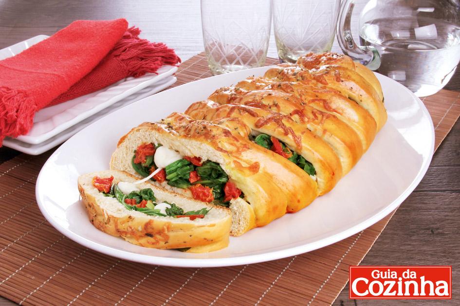 Aprenda esta receita de pão trançado com tomate seco e rúcula, que além de muito deliciosa, vai surpreender a todos seus convidados!