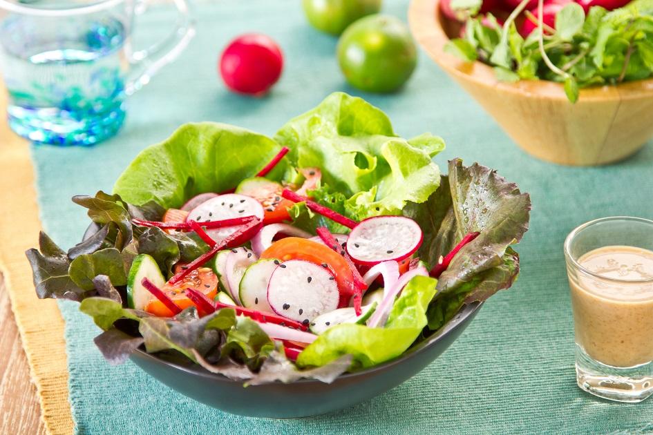 Aprenda a fazer essa deliciosa salada de folhas com rabanete e molho de iogurte. Além de muito nutritiva, é superfácil de fazer!