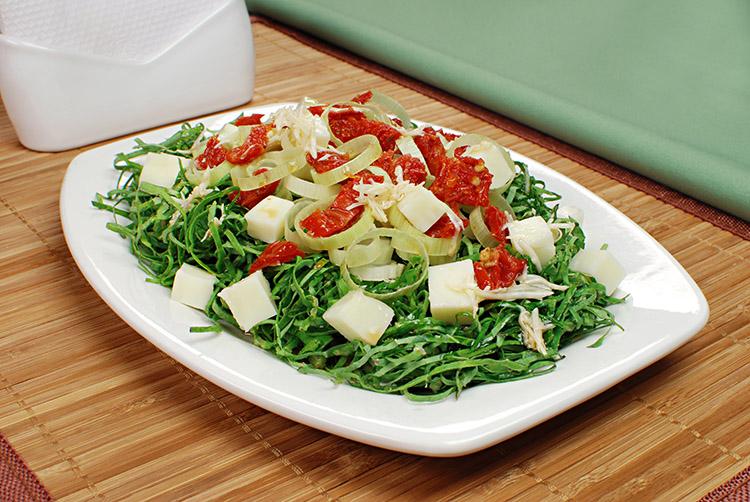 Aprenda a preparar deliciosas saladas de couve e aposte nesse ingrediente para trazer muita saúde e sabor à sua rotina de uma forma prática!