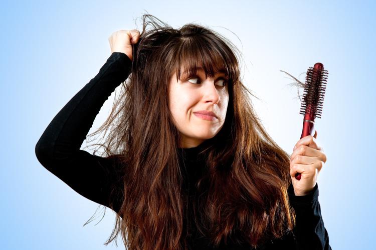 Sabia que o fator emocional influencia - e muito - na queda de cabelo? Se tufos têm saído na escova ou durante o banho, é hora de ligar o sinal de alerta!