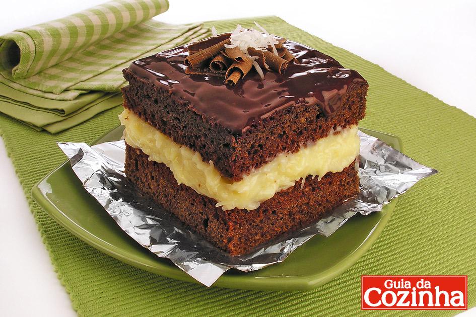 Para quem gosta de doces molhadinhos esse bolo gelado de coco e chocolate é ideal. Além de ser delicioso, ele rende bastante, que tal fazer agora?