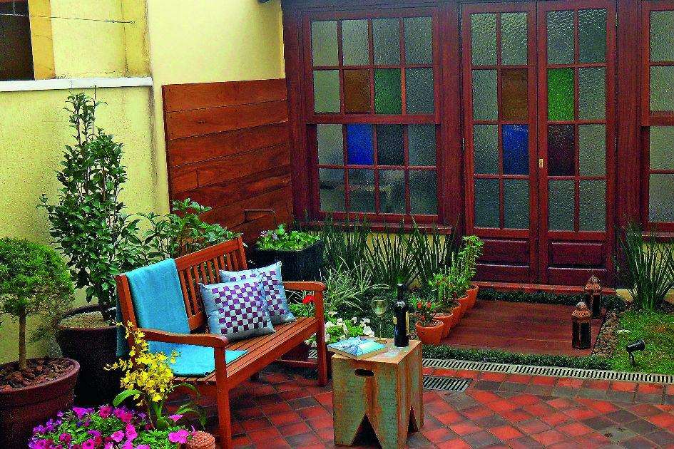 Saiba como decorar o espaço externo de sua casa e cultive um quintal aconchegante, cheio de personalidade e estilo ligado à natureza