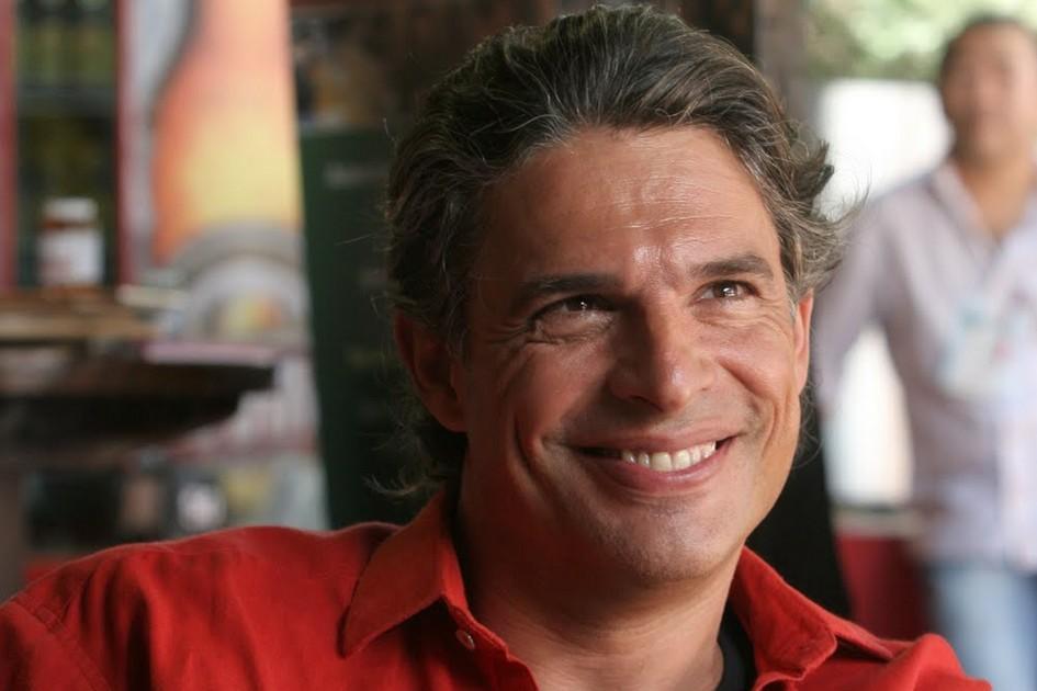 O chef Olivier Anquier, que chama a atenção pela beleza aos 57 anos, vai abrir padaria tradicional em São Paulo. Que tal aproveitar para conhecê-lo?