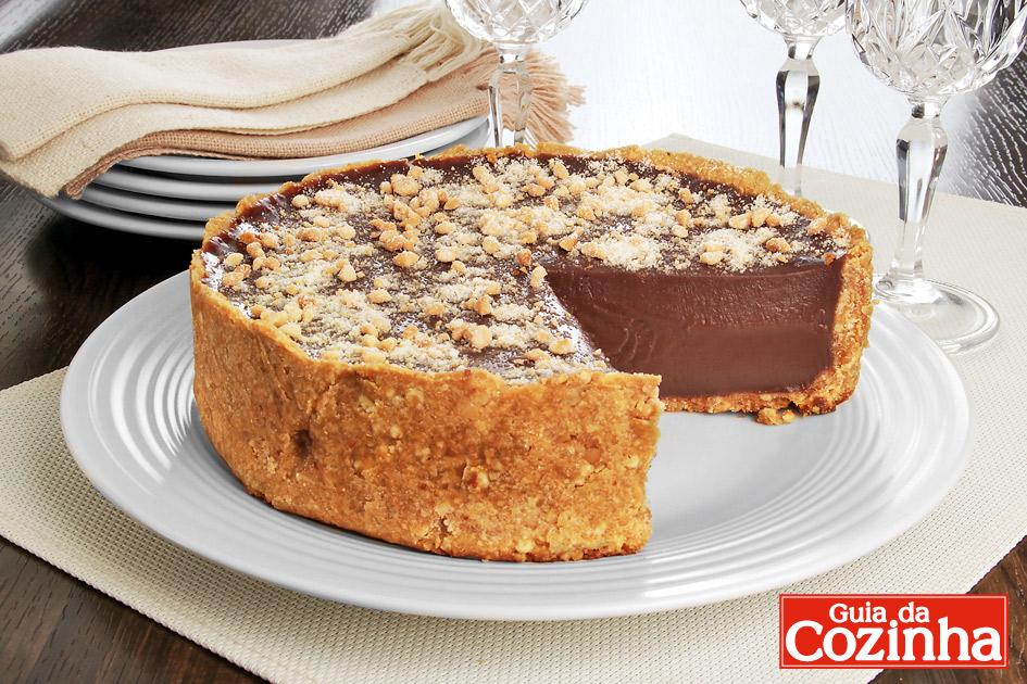 Prepare a deliciosa torta cremosa de chocolate e amendoim, com a massa crocante e o recheio cremoso, vai fazer sua família se apaixonar pela sobremesa