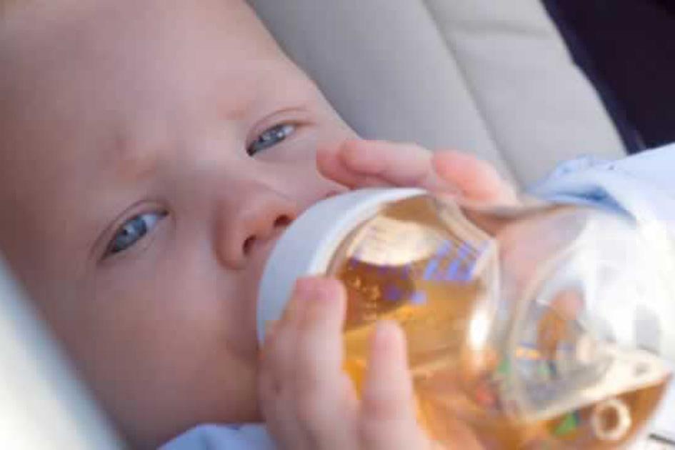 Chá de erva-doce: bebês que estão com cólica podem tomar? 