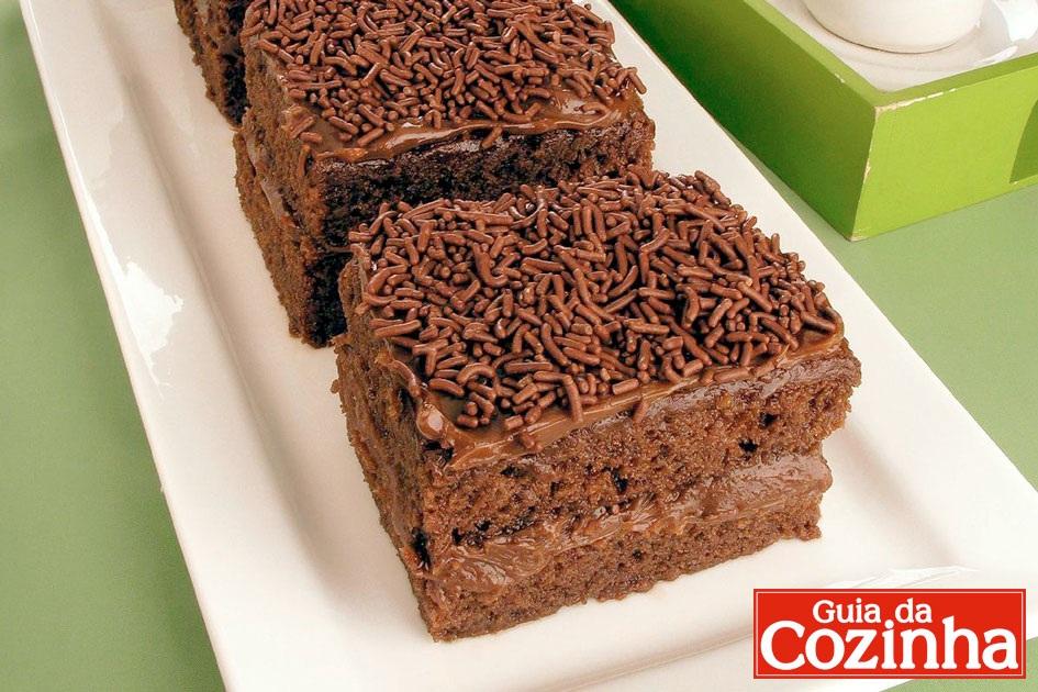 Aprenda a fazer uma sobremesa que vai deixar o final de semana ainda mais gostoso! Veja como fazer fazer este bolo de chocolate molhadinho e se encante!!