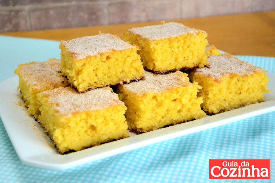 Confira o vídeo com o passo a passo da receita do bolo de milho junino e veja como é fácil para preparar em sua festa junina!