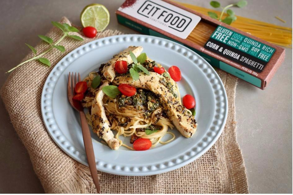 A chef Madelaine Seagram, da Fit Food, desenvolveu uma receita saudável e de fácil preparo: espaguete de milho e quinoa com pesto e frango