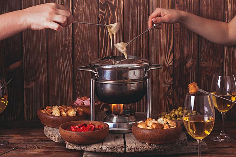Você sabia que saborear um fondue nos dias mais frios sem descuidar da saúde ou da boa forma é possível? Não? Então confira como fazer isso!