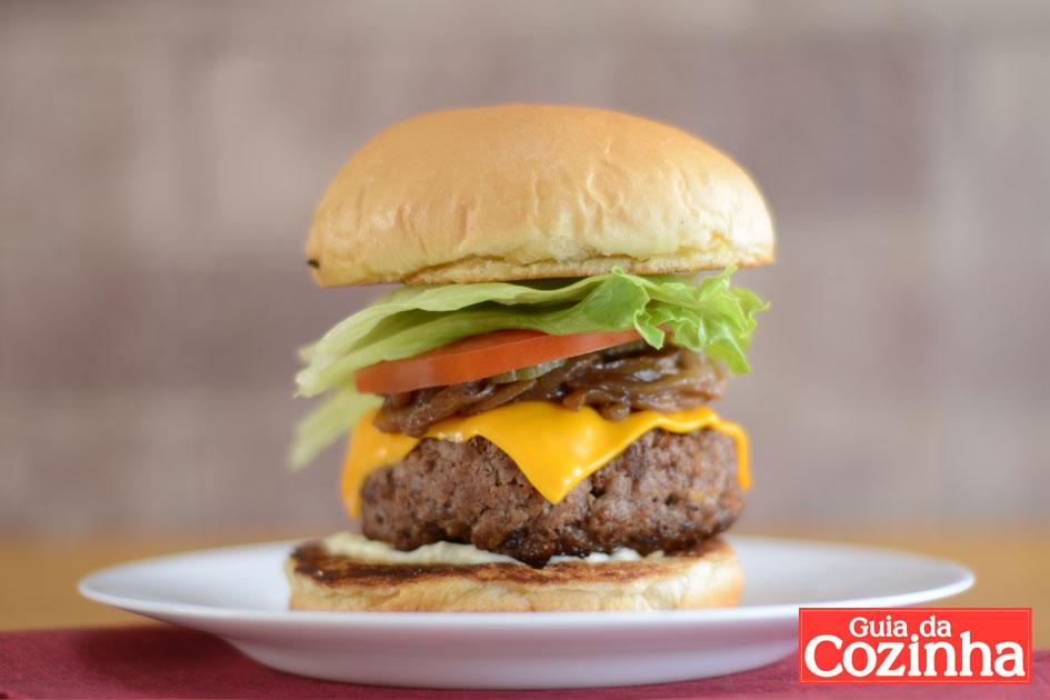 Confira esta receita de hambúrguer caseiro completo com um vídeo ensinando o passo a passo e prepare este final de semana em casa para toda a família!