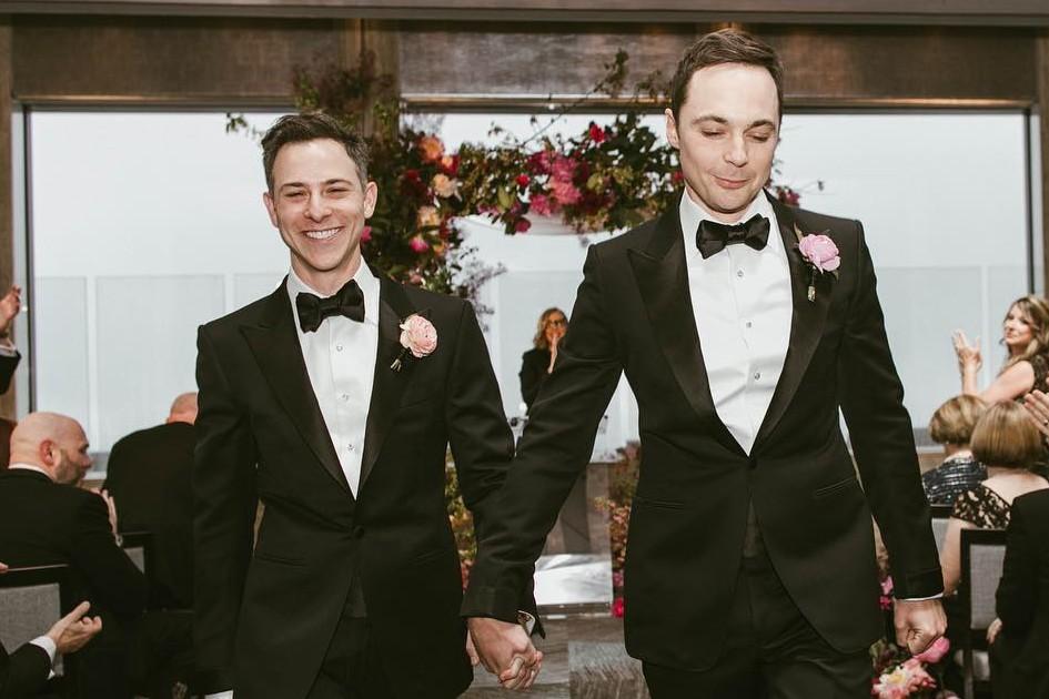 Jim Parsons, o Sheldon do The Big Bang Theory, se casa nos Estados Unidos 