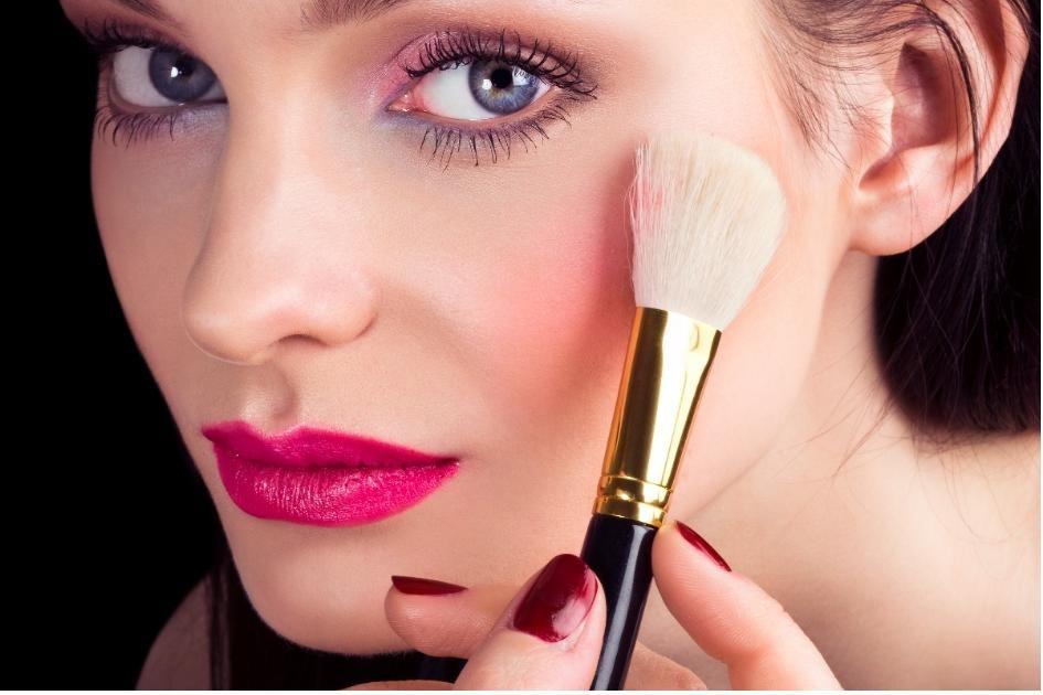 Arrasar na maquiagem pode fazer toda diferença para sua auto estima. Por isso, separamos 4 dicas de make para você arrasar, dia ou noite!