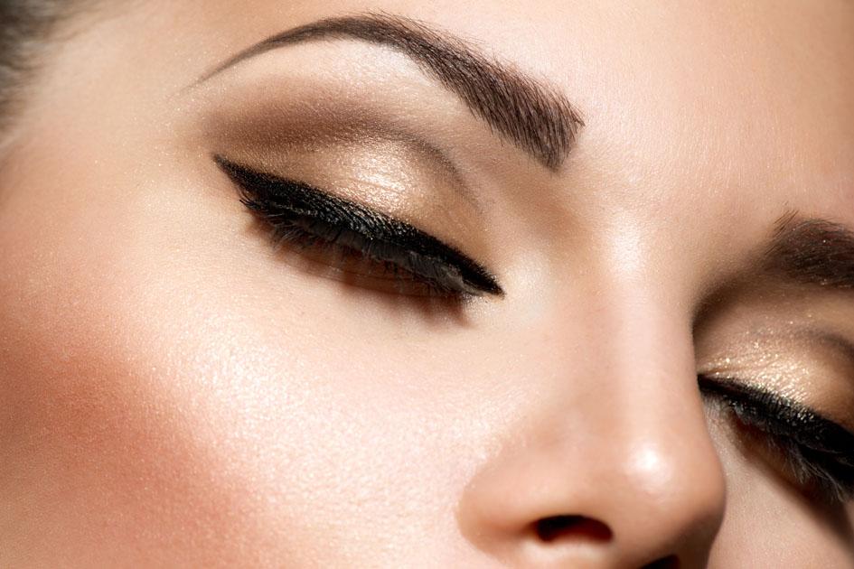 Sobrancelhas arqueadas, sombras claras, rímel e delineado fino estão entre as principais dicas de maquiagem para olhos pequenos