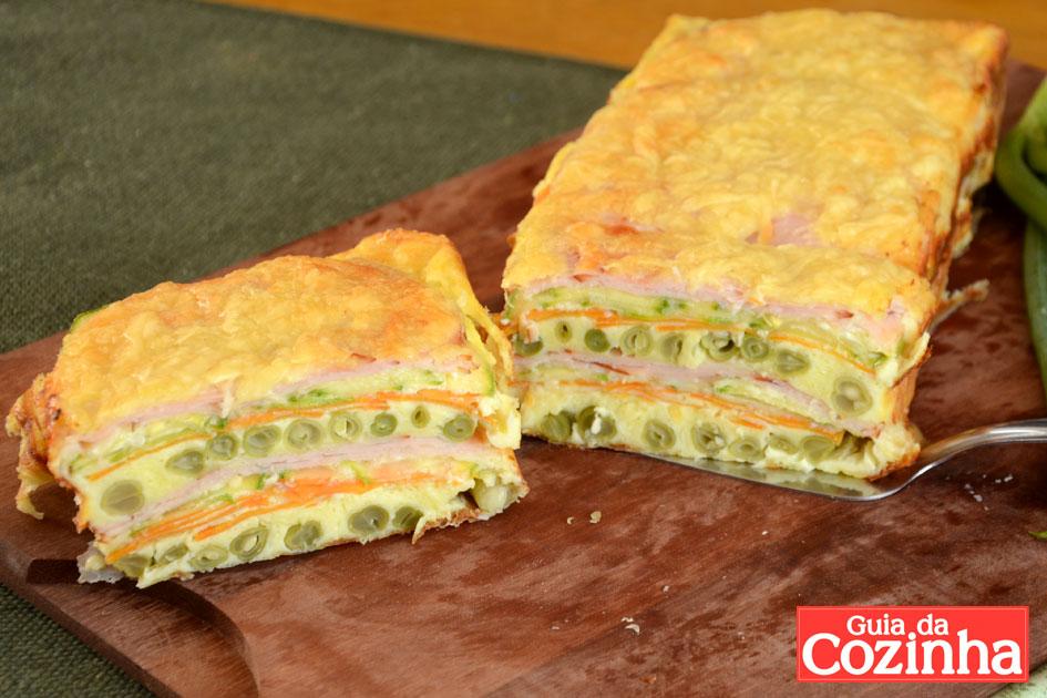 Aprenda esta receita de omelete de forno em camadas, que além de ser muito prática, fica deliciosa e é uma opção baratinha e saudável para as refeições!