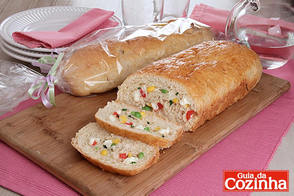 Aprenda esta receita de pão de batata com legumes e frango, que além de ficar uma delícia, é saudável e prático de fazer para a hora do lanche!