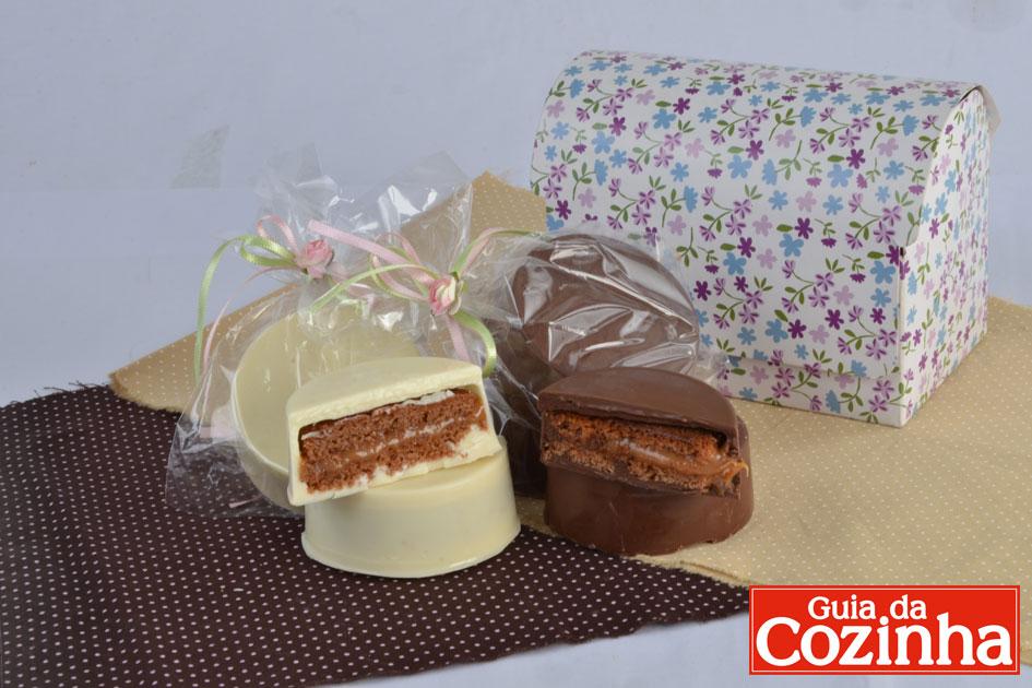 Em qualquer comemoração uma lembrancinha comestível é uma boa pedida. Que tal inovar e presentear os convidados com um pão de mel com caramelo?