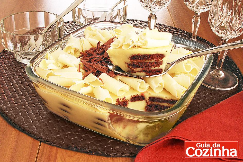 Saiba como fazer a sobremesa pavê-musse de chocolate branco, que é fácil de fazer e fica delicioso. Seus amigos e família vão elogiar muito!