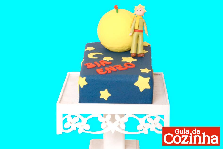 Faça a festa com o tema do Pequeno Príncipe completa! Aprenda a preparar esse lindo e delicioso bolo. Todo mundo vai amar!