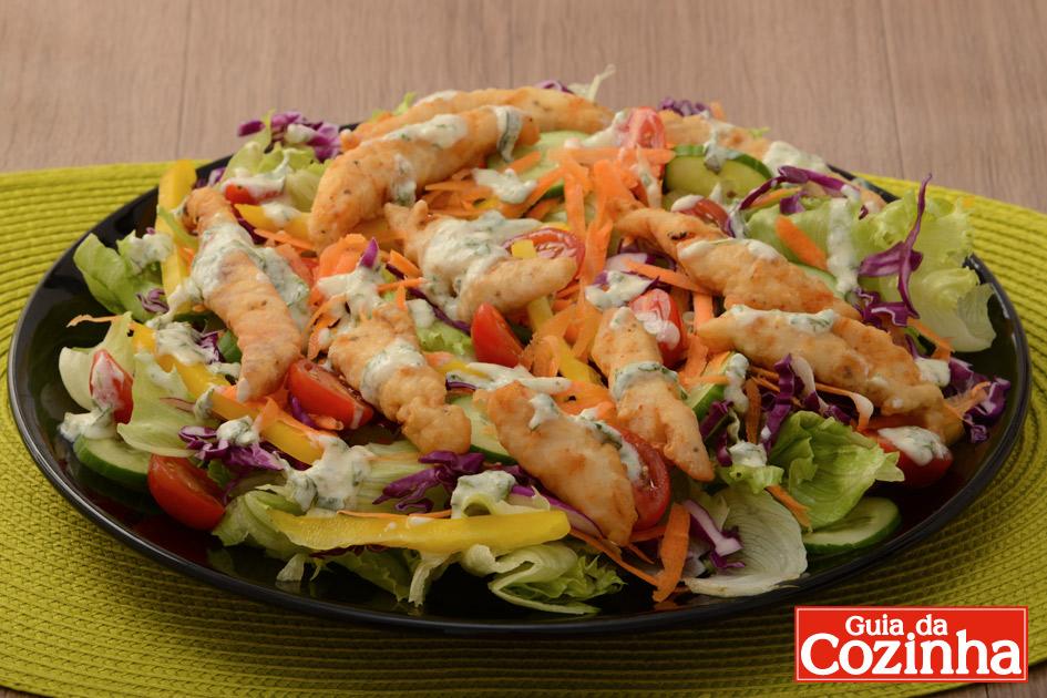 Aprenda esta receita de salada com iscas de peixe, que além de ser uma opção saudável para as refeições do dia a dia, ainda é prática de fazer!
