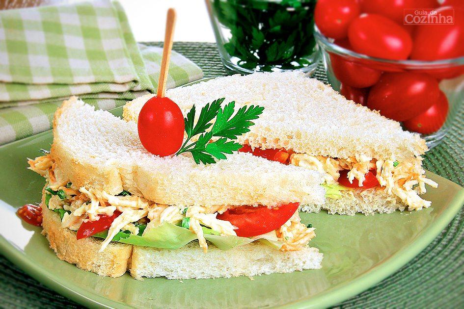 Aprenda esta receita de sanduíche natural com frango desfiado, que além de ficar pronto rapidinho e nem fazer sujeira, é uma opção saudável para o dia a dia