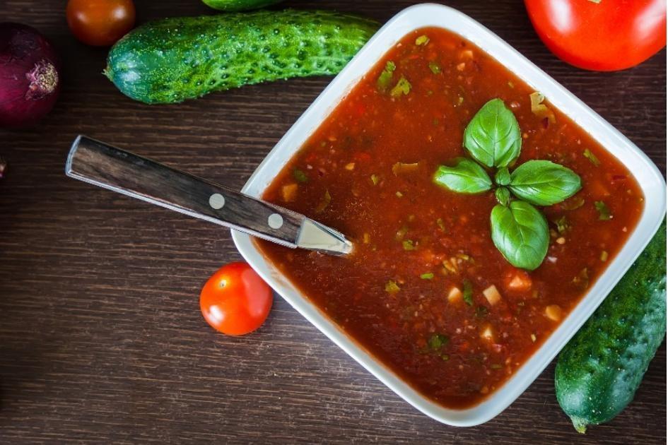 Em qualquer época do ano, variar tanto nos ingredientes quanto na temperatura pode ser a maneira certa de não enjoar. Confira as vantagens da sopa fria!