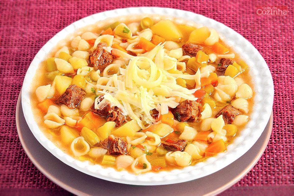 Confira esta receita de sopa de macarrão com carne e legumes, que é polvilhada com parmesão! Além de ser fácil de fazer, fica uma delícia!