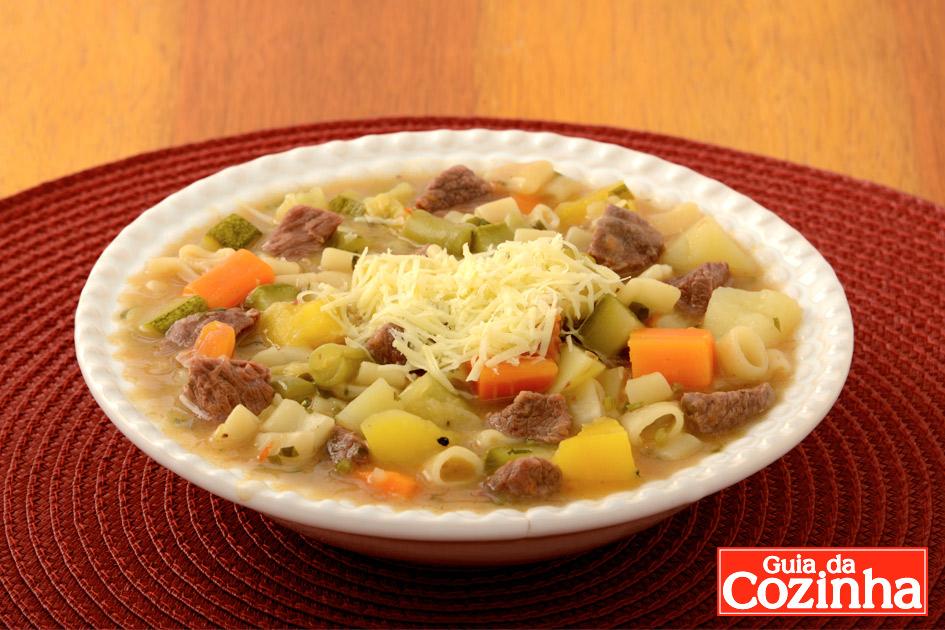 Aprenda esta receita de sopão de carne com legumes, que além de ficar uma delícia, é uma opção completa e prática para fazer nos dias frios!
