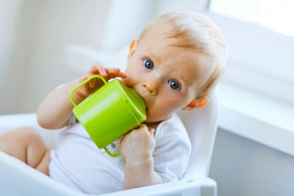 De acordo com os especialistas, o consumo de suco por crianças com até um ano de idade deve ser desencorajado pelos pediatras e pelos pais