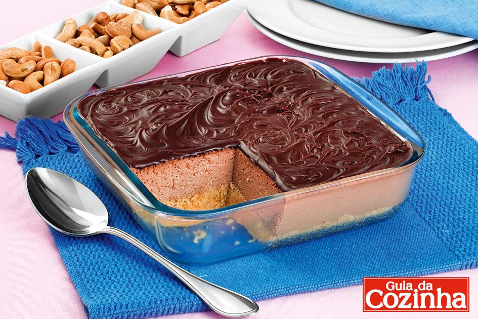 Aprenda a fazer um cheesecake de chocolate de travessa, que além de lindo, fica delicioso. Vale dizer que a receita é fácil de fazer