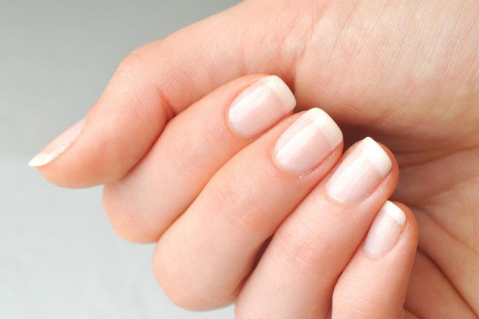 Muitas mulheres alcançam o comprimento desejado das unhas e quando menos esperam acabam sendo obrigadas a cortar todas elas por causa de uma unha quebrada