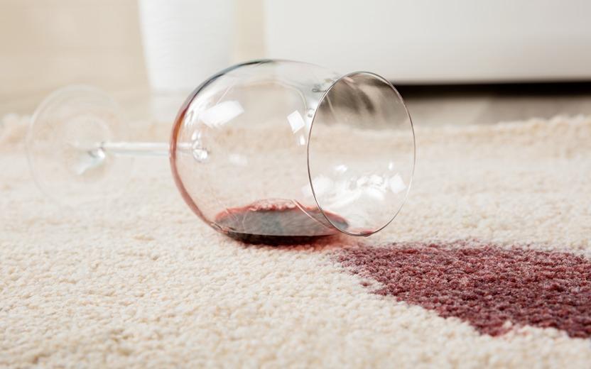 Limpar tapetes sem estragar os fios pode parecer uma tarefa difícil, mas alguns truques podem deixar tudo muito mais fácil. Confira!