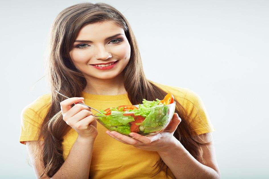 3 saladas proteicas com frango para ajudar a ganhar músculos 