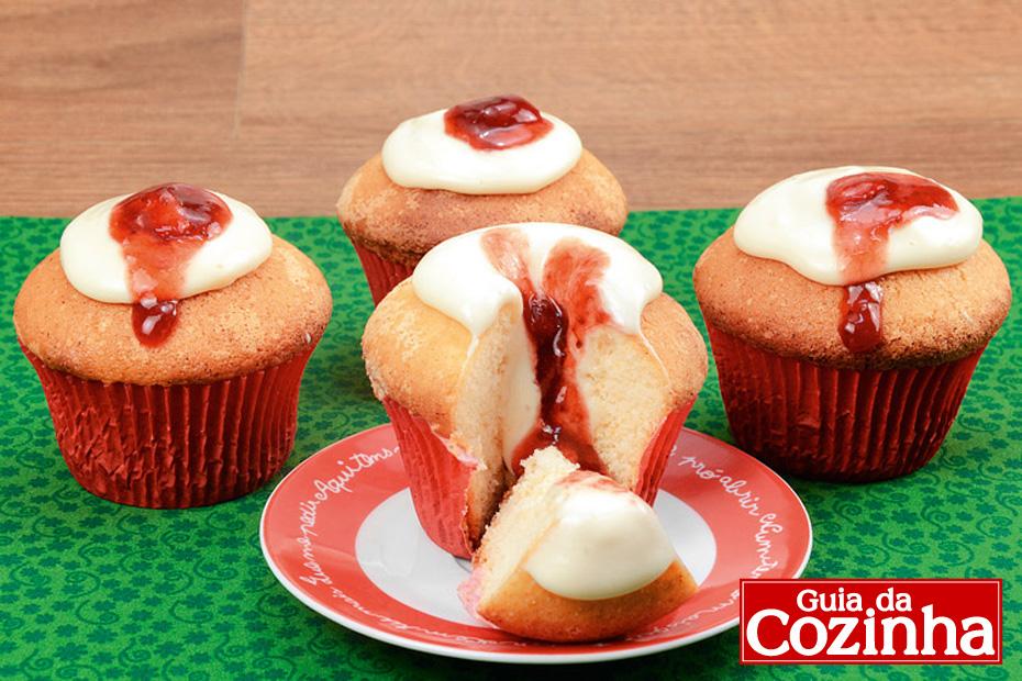 Você já ouviu falar do cupcake-cheesecake de morango? Um doce saboroso, com um toque cremoso de cream chease, vale a pena experimentar!
