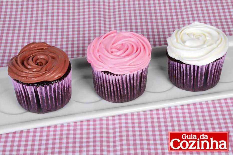 Experimente o Cupcake napolitano, uma ótima opção para servir no aniversário ou em confraternizações. A vantagem do doce é que os 3 bolinhos tem sabores