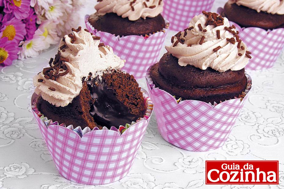 Cupcake recheado de brigadeiro é um doce versátil, que pode servir como sobremesa, café da tarde ou ainda ser colocado na decoração de festas de aniversário