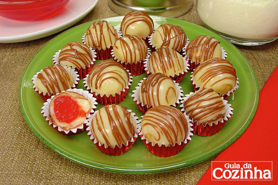 Aprenda a fazer a receita de Docinho de festa com cereja, que além de delicioso, é uma ótima opção para servir em festas de aniversários!
