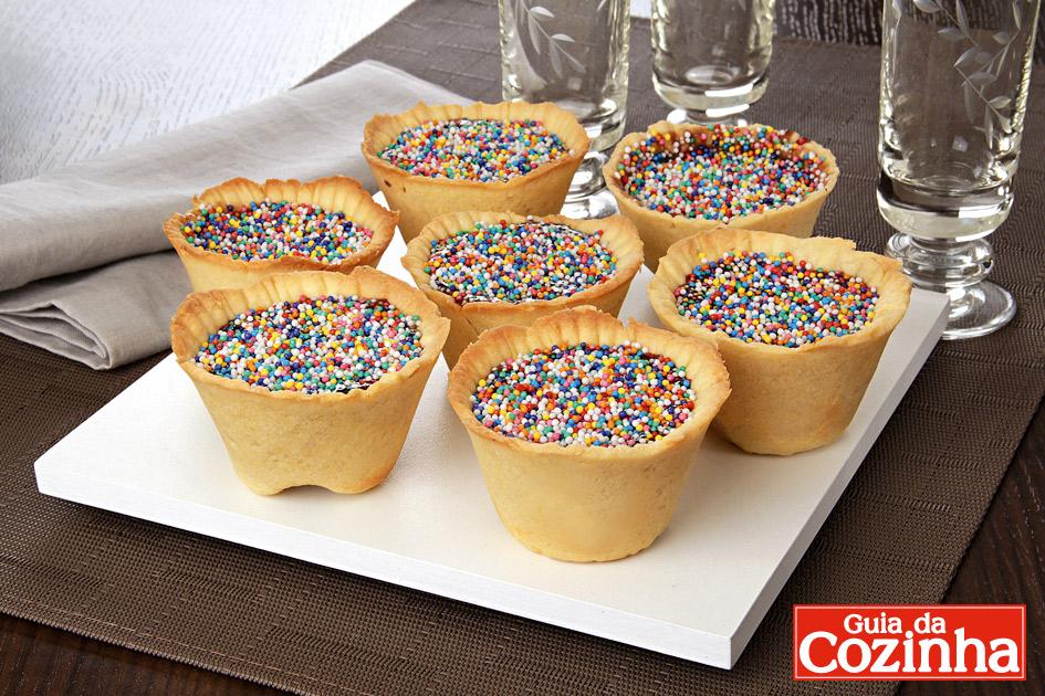 Aprenda a receita da minitorta de brigadeiro colorida, linda e deliciosa, ideal para festinhas de aniversário ou sobremesas, aproveite!